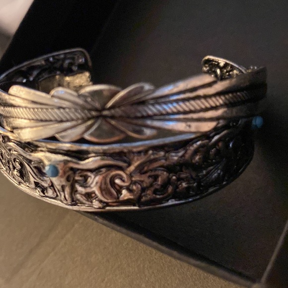 Set of two Texas Longhorn Western cuff bracelets not real silver but very cute - Picture 4 of 4